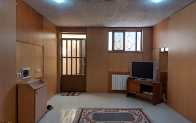 سوئیت در شهر یزد واقع شده است.
اقامتگاه در محیطی آرام ویلایی و بومی واقع است.
سوئیت دربست است.