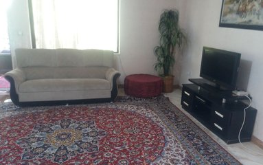 حیاط به صورت مشترک است.
ویلا در دو طبقه مجزا اجاره داده می شود.
در صورت درخواست رخت خواب سنتی ارائه می شود.
ورود حیوانات خانگی فقط در باکس یا در فضای حیاط مجاز می باشد.
حدود 20 متر از مسیر اقامتگاه خاکی می باشد.
چشم انداز اقامتگاه جنگل می باشد و نزدیک به رودخانه قرار دارد.
فاصله تا عسل محله 45 دقیقه و از عسل محله تا دشت دریاسر 45 دقیقه می باشد.
سوپرمارکت و نانوایی 25 دقیقه با اقامتگاه فاصله دارند.
در روستا نان و لبنیات محلی و ارگانیک به فروش می رسد.
آنتن دهی و اینترنت اپراتور رایتل ضعیف تر از ایرانسل و همراه اول می باشد.