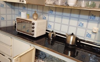 ویلا در شهر شیراز (امیرکبیر) واقع شده است. اقامتگاه در محیطی آرام ویلایی و بومی واقع است.
قابل توجه میهمانان همراه با سالمند، کودک و افراد دارای معلولیت، این اقامتگاه در طبقه انتخاب نشده و دارای 3 پله می باشد.
اقامتگاه قبل از ورود میهمان بطور کامل نظافت خواهد شد.