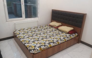 ویلا در شهر کردان (بانو صحرا ) واقع شده است.
اقامتگاه در محیطی آرام ویلایی و غیر بومی واقع است.
ویلا دربست است.
بافت محله ویلا کوهستانی و مسیر دسترسی به اقامتگاه آسفالت می باشد.
وضعیت آنتن دهی همراه اول عالی، ایرانسل عالی و رایتل ضعیف می باشد.