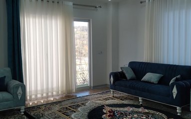 ویلا در شهر سوادکوه (روستای درزیکلای لفور) واقع شده است. اقامتگاه در محیطی آرام باغی و بومی واقع است.