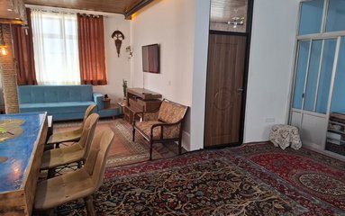 ویلا در شهر بندرانزلی واقع شده است.
اقامتگاه در محیطی آرام ویلایی و بومی واقع است.
وضعیت آنتن دهی همراه اول، ایرانسل و رایتل عالی می باشد.
اقامتگاه قبل از ورود میهمان بطور کامل نظافت خواهد شد.