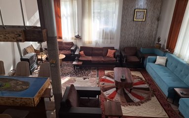ویلا در شهر بندرانزلی واقع شده است.
اقامتگاه در محیطی آرام ویلایی و بومی واقع است.
وضعیت آنتن دهی همراه اول، ایرانسل و رایتل عالی می باشد.
اقامتگاه قبل از ورود میهمان بطور کامل نظافت خواهد شد.