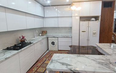 آپارتمان در شهر مشهد واقع شده است.
اقامتگاه در محیطی آرام آپارتمانی و بومی واقع است.
بافت محله آپارتمان شهری و مسیر دسترسی به اقامتگاه آسفالت می باشد.
وضعیت آنتن دهی همراه اول، ایرانسل و رایتل عالی می باشد.