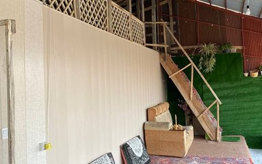 ویلا در شهر رودبنه واقع شده است.
اقامتگاه در محیطی آرام ویلایی و بومی واقع است.
وضعیت آنتن دهی همراه اول ضعیف، ایرانسل عالی و رایتل عالی می باشد.