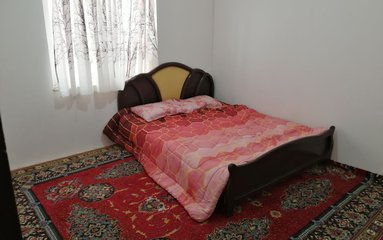 ویلا در شهر بهنمیر واقع شده است.
اقامتگاه در محیطی آرام ویلایی و غیر بومی واقع است.
ویلا دربست است.
بافت محله ویلا روستایی کرفون و مسیر دسترسی به اقامتگاه آسفالت می باشد.
وضعیت آنتن دهی همراه اول، ایرانسل و رایتل عالی می باشد.