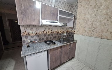 سوئیت در شهر مشهد (خیابان کاشانی ۶) واقع شده است. اقامتگاه در محیطی آرام آپارتمانی و بومی واقع است.
اقامتگاه دارای دوربین مداربسته در ورودی و محوطه و دارای نگهبان می باشد.
رخت خواب سنتی در صورت نیاز در اختیار مهمانان قرار میگیرد.