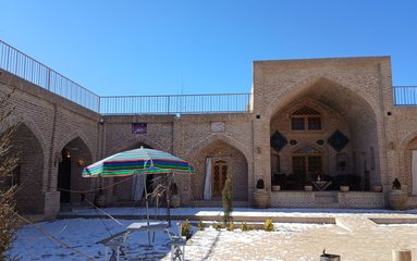 این کاروانسرا در فضایی 2500 متری در نایین (روستای بلاباد) واقع شده است.
سرویس خواب این اقامتگاه رخت خواب سنتی و تخت می باشد.
مجتمع اقامتگاهی دارای وای فای رایگان برای میهمانان عزیز می باشد.
صبحانه رایگان برای میهمان سرو خواهد شد.
اقامتگاه دارای دوربین مدار بسته در درب اقامتگاه، ورودی، پشت بام و حیاط بابت امنیت میهمانان عزیز می باشد. اقامتگاه دارای نگهبان می باشد.