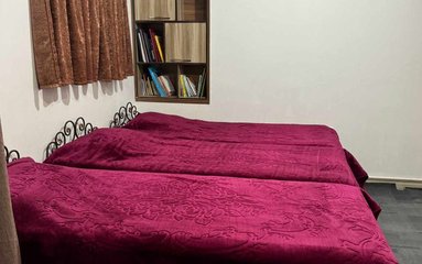 ویلا در شهر بروجن (گندمان) واقع شده است. دسترسی به (گندمان) از بلوار آزادی امکان پذیر است.
اقامتگاه در محیطی آرام ویلایی و بومی واقع است.
اقامتگاه دارای دوربین مداربسته در ورودی می باشد
بافت محله ویلا شهری و مسیر دسترسی به اقامتگاه آسفالت می باشد.
وضعیت آنتن دهی همراه اول، ایرانسل و رایتل عالی می باشد.
پذیرش تا ساعت 23 امکان پذیر می باشد.