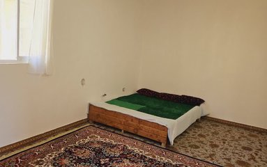 اقامتگاه در کاشان در شهر برزک واقع شده است.
وضعیت آنتن دهی همراه اول، ایرانسل و رایتل عالی می باشد.