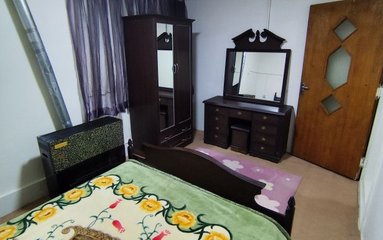آپارتمان در شهر تهران (افسریه ) واقع شده است.
اقامتگاه در محیطی آرام آپارتمانی و بومی واقع است.
بافت محله آپارتمان شهری و مسیر دسترسی به اقامتگاه آسفالت می باشد.
وضعیت آنتن دهی همراه اول، ایرانسل و رایتل عالی می باشد.