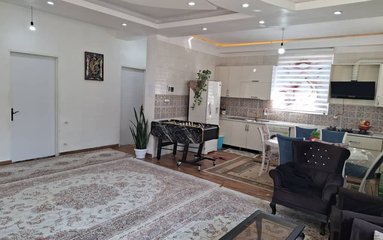 ویلا در شهر ماسال واقع شده است. اقامتگاه در محیطی آرام روستایی و بومی واقع است.
ویلا دربست است. اقامتگاه برای پارک 4 خودرو پارکینگ روباز دارد. قابل توجه میهمانان همراه با سالمند، کودک و افراد دارای معلولیت، این اقامتگاه در طبقه همکف و دارای 5 پله می باشد.
بافت محله ویلا روستایی و مسیر دسترسی به اقامتگاه آسفالت می باشد.