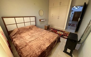 ویلا در شهر متل قو (سلمانشهر) واقع شده است.
اقامتگاه در محیطی آرام ویلایی و بومی واقع است.
ویلا دارای بازی فکری(تخته نرد) می باشد.
بافت محله ویلا ساحلی و مسیر دسترسی به اقامتگاه آسفالت می باشد.
وضعیت آنتن دهی همراه اول، ایرانسل و رایتل عالی می باشد.