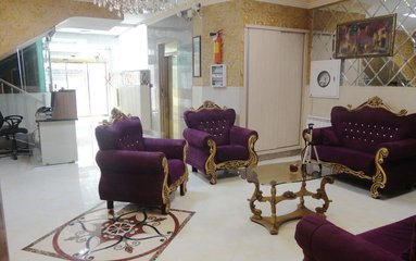 این مجتمع اقامتگاهی در فضایی 250 متری در مشهد واقع شده است.
استعمال دخانیات در لمکده که در پشت بام قرار دارد مجاز میباشد.
سرویس بهداشتی سیار در صورت درخواست ارائه می شود.
مجتمع اقامتگاهی دارای وای فای رایگان برای مهمانان عزیز می باشد.
بافت محله شهری و مسیر دسترسی به اقامتگاه آسفالت می باشد.
وضعیت آنتن دهی ایرانسل، رایتل و همراه اول عالی می باشد.