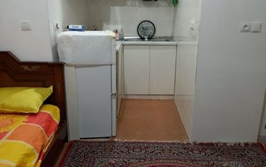 سوئیت در شهر قشم (سام و زال یک) واقع شده است. اقامتگاه در محیطی آرام ویلایی و بومی واقع است.
اقامتگاه برای پارک 1 خودرو پارکینگ روباز دارد. قابل توجه میهمانان همراه با سالمند، کودک و افراد دارای معلولیت، این اقامتگاه در طبقه همکف و دارای 2 پله می باشد.