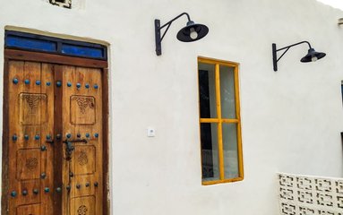 این اقامتگاه در شهر بندری سوزا در سواحل جنوبی جزیره قشم واقع شده است
این بندر دارای پیشینه دریانوردی و صیادی و آیین های سنتی در جنوب ایران است.
فاصله اقامتگاه تا دریا ۵۰۰ متر ، جزایر ناز ۳ کیلومتر ، دره ستاره گان ۱۵ کیلومتر ، زیستگاه دلفین ها ۱۵ کیلومتر ، جنگل های حرا ۴۰ کیلومتر می باشد.