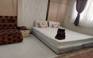 فاصله زمانی این ساختمان تا حرم مطهر رضوی ۵ دقیقه می باشد.
در این اقامتگاه مینی بار موجود بوده و سرو قلیان در اتاق نیز امکان پذیر است.