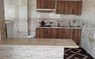 آپارتمان در شهر چالوس واقع شده است.
اقامتگاه در محیطی آرام آپارتمانی و غیر بومی واقع است.
اقامتگاه دارای دوربین مداربسته در ورودی ، محوطه و مشاعات می باشد
