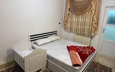 آپارتمان در شهر بندرگز واقع شده است.
اقامتگاه در محیطی آرام آپارتمانی و غیر بومی واقع است.
اقامتگاه دارای دوربین مداربسته در لابی ، پاگردها ، پارکینگ و محوطه و دارای نگهبان می باشد.
اقامتگاه دارای وای فای رایگان در لابی می باشد.