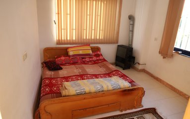 سوئیت در شهر رامسر (شهرک چهارصد دستگاه) واقع شده است. اقامتگاه در محیطی آرام شهرکی و غیر بومی واقع است.
اقامتگاه برای پارک 5 خودرو پارکینگ سرپوشیده دارد. قابل توجه میهمانان همراه با سالمند، کودک و افراد دارای معلولیت، این اقامتگاه در طبقه همکف و دارای 8 پله می باشد.