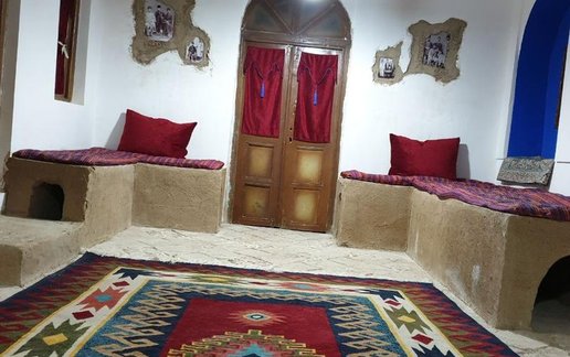 رزرو بوم گردی قلعه تاریخی کریم خان - واحد خان ۱