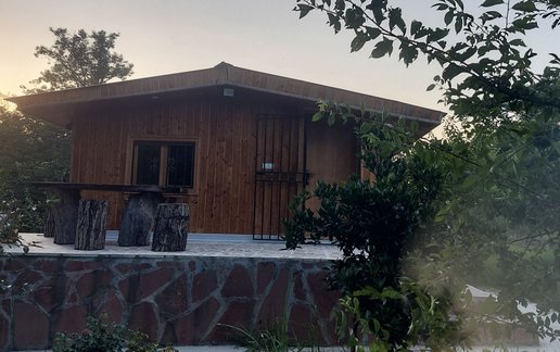 اجاره کلبه یک خوابه چوبی باغ میلا
