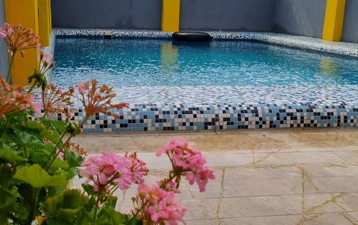 رزرو ویلا سه خوابه استخردار آبگرم صحنه