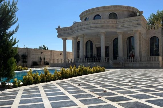 اجاره ویلا چهارخوابه استخردار آبگرم عمارت قصر سفید