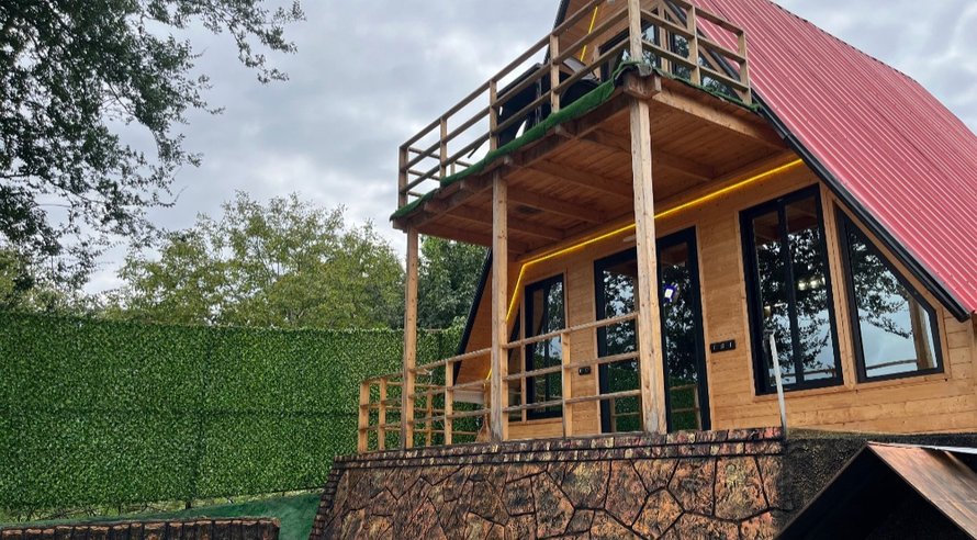 کلبه یک خوابه جنگلی سوئیسی جکوزی دار وینا