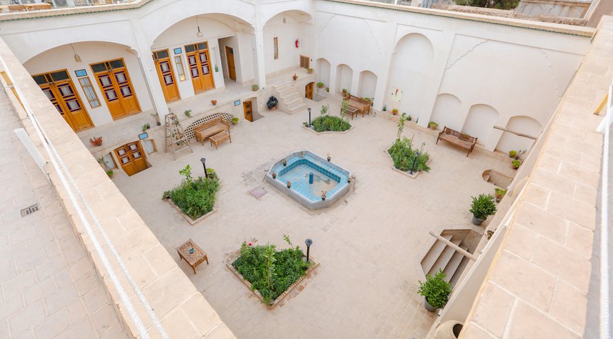 اقامتگاه سنتی میرزا تقی خان واحد پله
