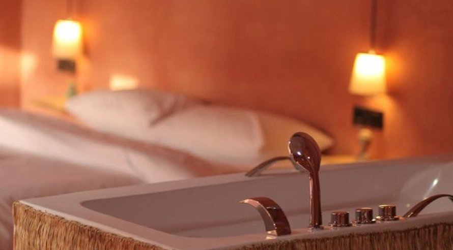 بوم گردی مریجان - واحد جکوزی دار اوزار