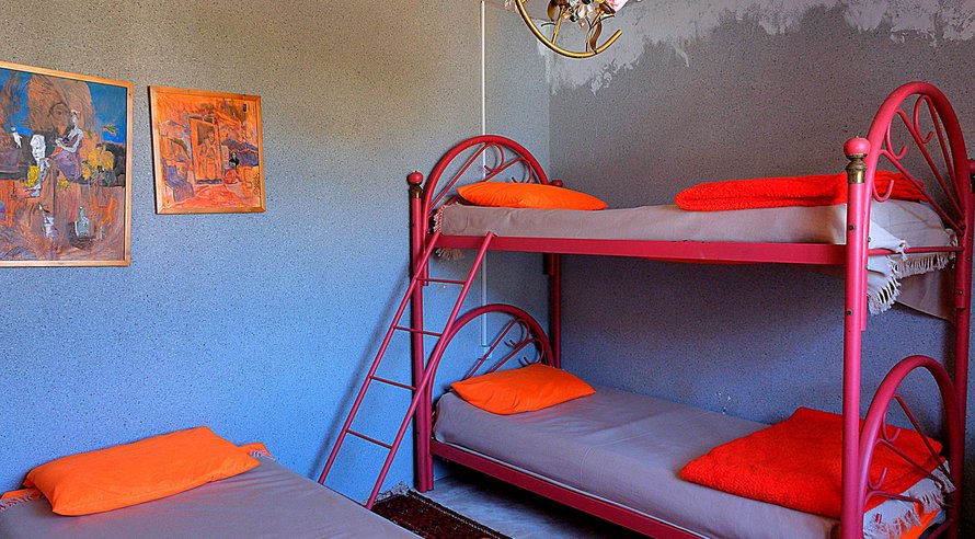 هاستل ما - واحد اشتراکی آقایان نارنجی