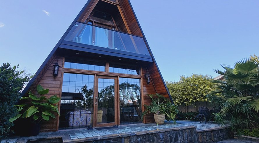 کلبه دوخوابه سوئیسی استخردار آبگرم سنجد