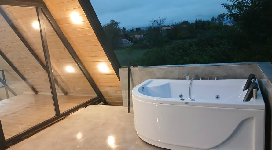 کلبه دوخوابه سوئیسی جکوزی دار باغ انار ۲