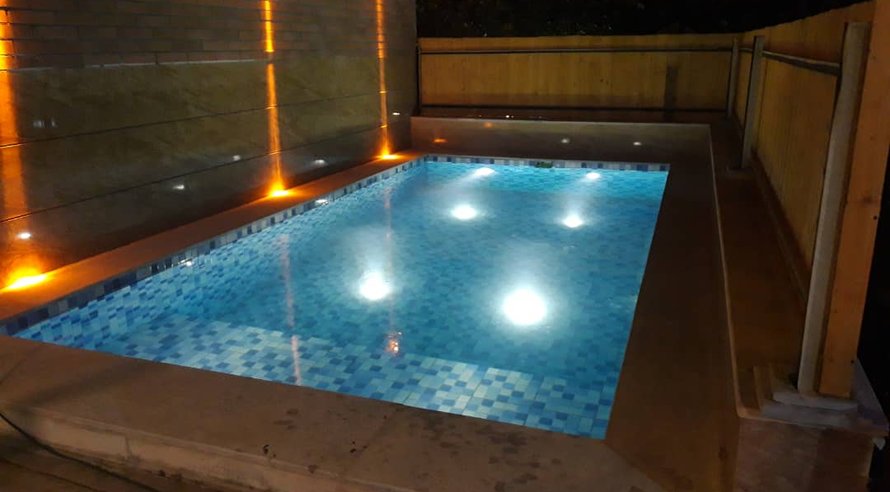 کلبه دوخوابه سوئیسی استخردار آبگرم کاج سبز