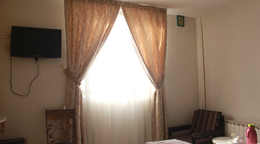 سه تخت امینیان ۱۸