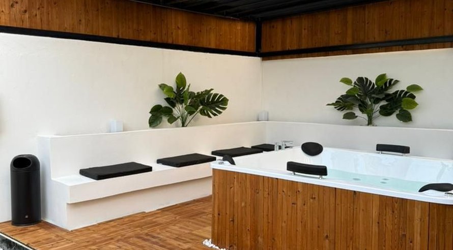 ویلا جکوزی دار سه خوابه بلک اند وایت