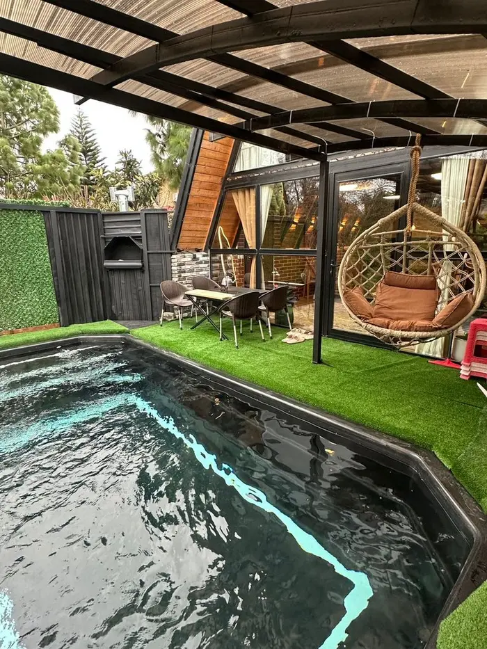 کلبه دوخوابه سوئیسی استخردار کاج