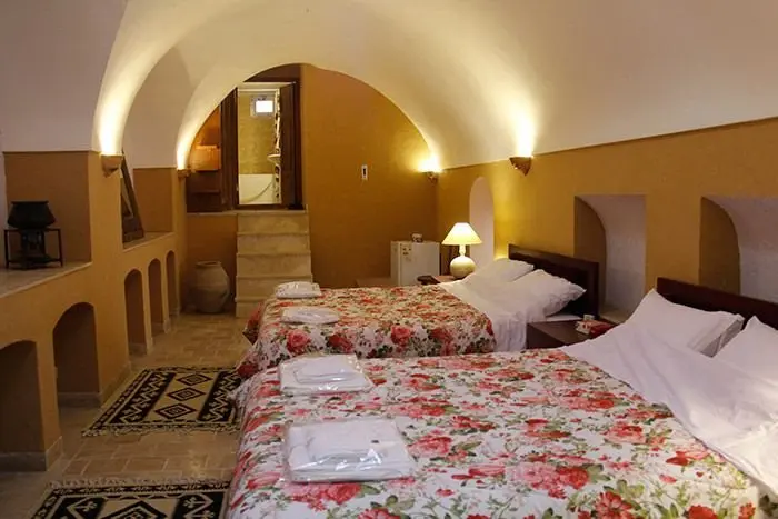 بوم گردی خانه سه نیک - واحد کوروش - فضای داخل اتاق