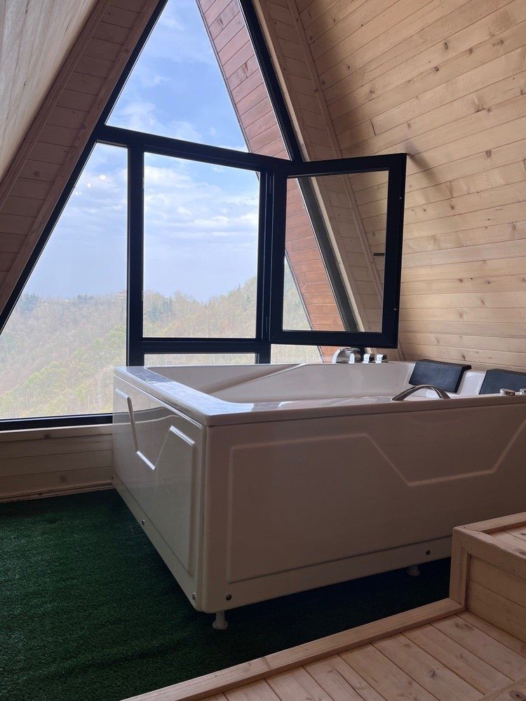 کلبه یک خوابه سوئیسی جنگلی جکوزی دار رجائی