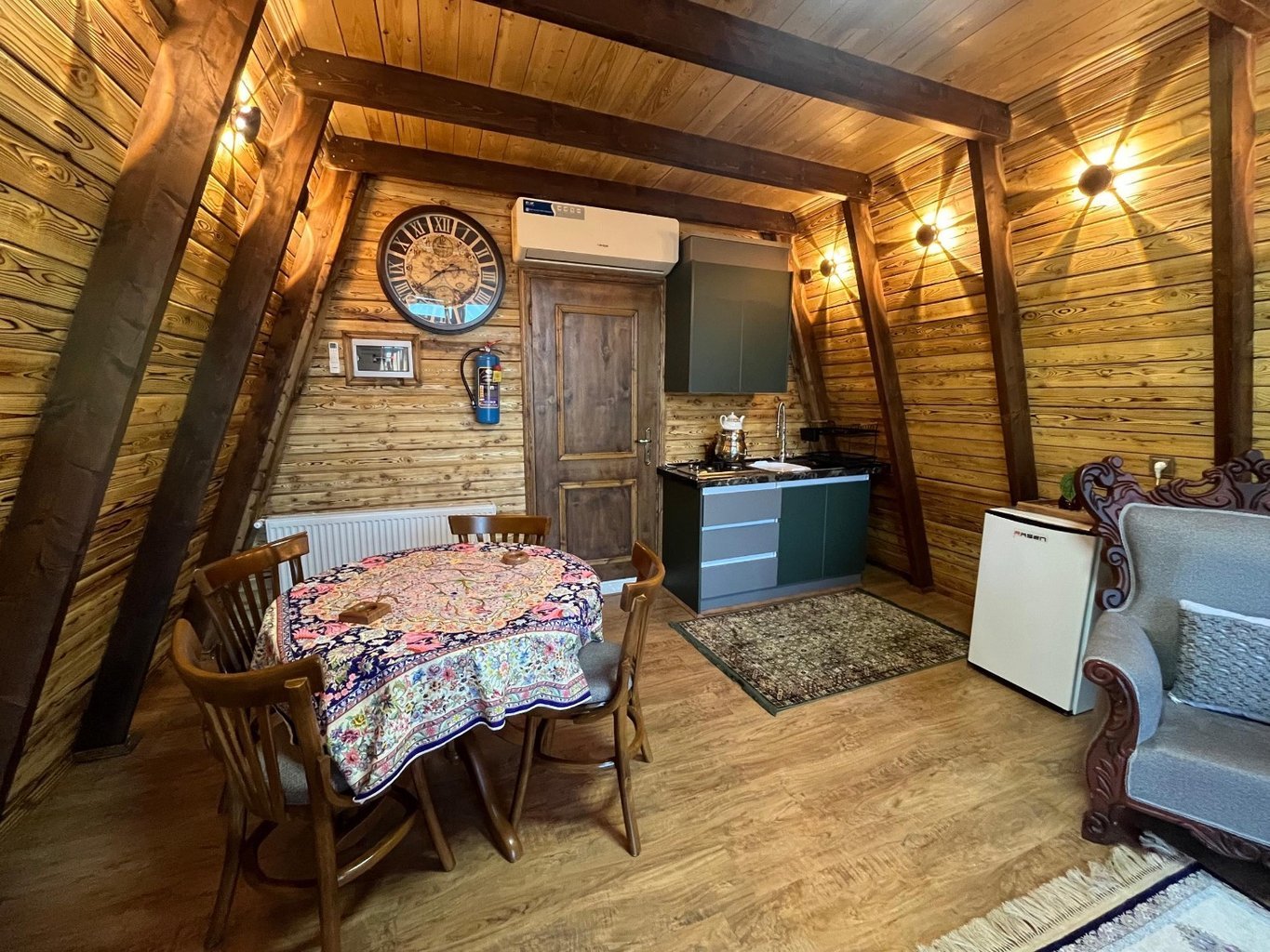 کلبه دوخوابه سوئیسی جکوزی دار روا دیافه