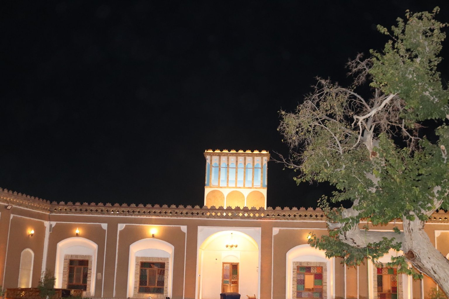 سرای زنده دلان - واحد خان نشین