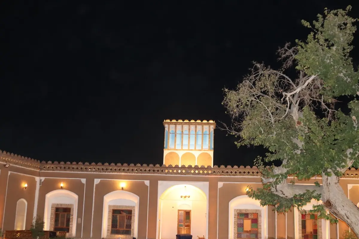 بوم گردی سرای زنده دلان - واحد خان نشین