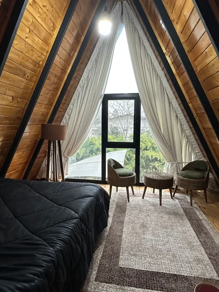 کلبه دوخوابه سوئیسی استخردار کاج