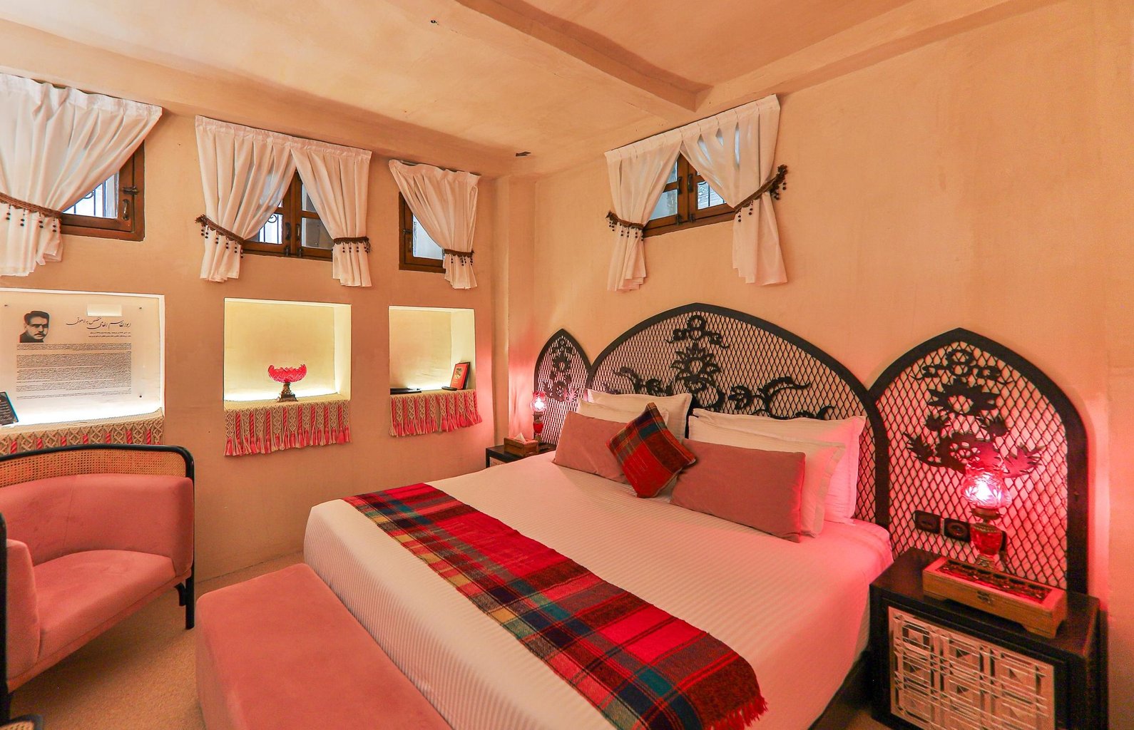 اقامتگاه سنتی صارم الدوله ونوشک - واحد صورتی