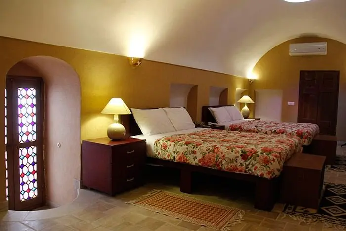 بوم گردی خانه سه نیک - واحد کوروش - فضای داخل اتاق