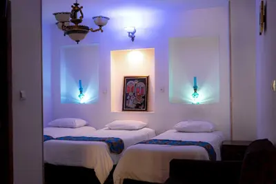 اقامتگاه سنتی طلوع خورشید - واحد سه تخته 107