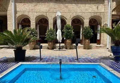 اقامتگاه سنتی صارم الدوله ونوشک - واحد گل سرخی