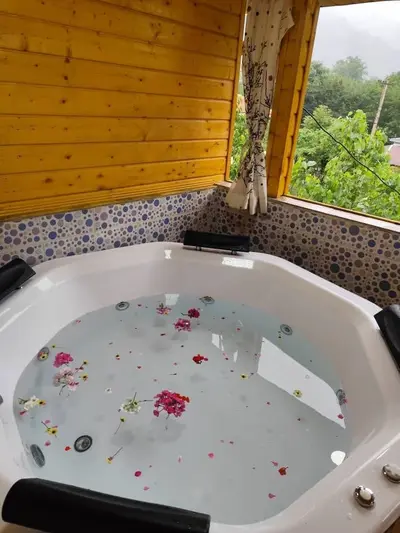 کلبه شش خوابه استخردار آبگرم مهراد 1