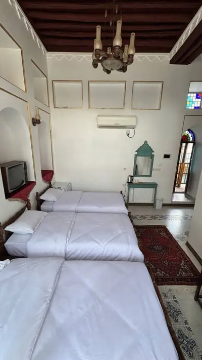 اقامتگاه سنتی سرهنگ - واحد سه تخته سکنچه